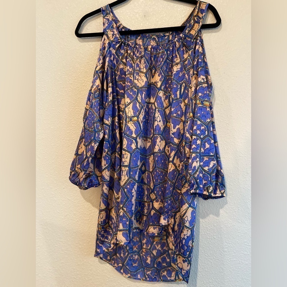 Kokoon~ Abstract Lightweight Shiny Cold Shoulder Top~High/Low~Elastic Cuffs~Sz M